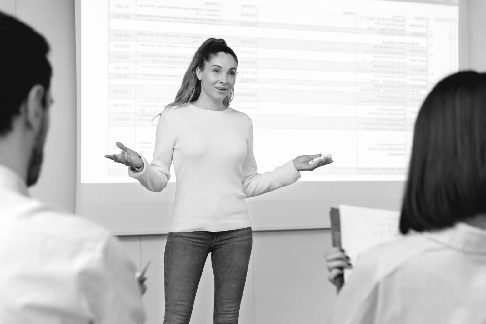 Persoană care lucrează la planificarea bugetului personal